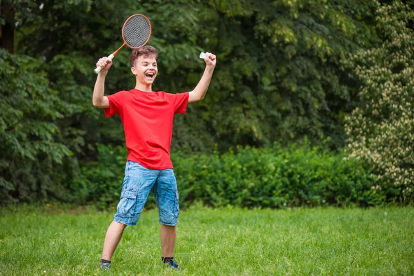 Teen ragazzo giocare badminton in parco — Foto Stock