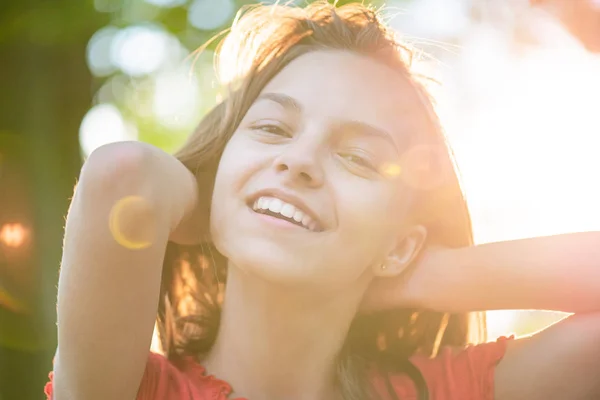 Portret van tiener meisje met zonnestralen — Stockfoto