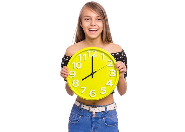 Ragazza adolescente che tiene grande orologio — Foto Stock