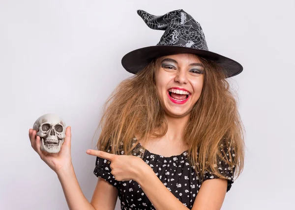 Menina adolescente em chapéu preto bruxa — Fotografia de Stock
