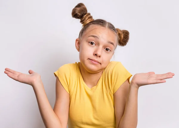 Retrato de menina adolescente em estúdio — Fotografia de Stock