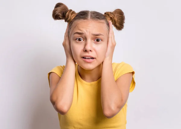 Retrato de menina adolescente em estúdio — Fotografia de Stock