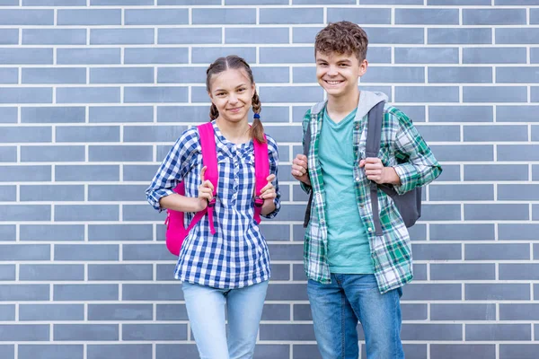 Tiener jongen en meisje terug naar school — Stockfoto