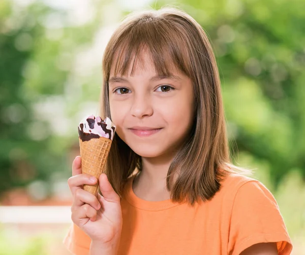 Chica con helado —  Fotos de Stock