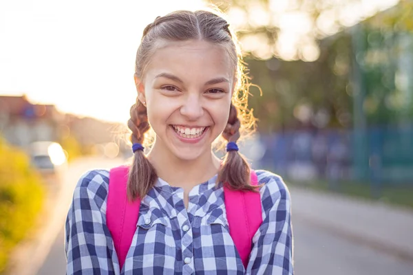 Porträt eines Teenie-Mädchens mit Sonnenstrahlen — Stockfoto