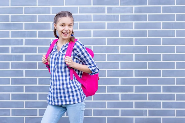 Teen flicka tillbaka till skolan — Stockfoto