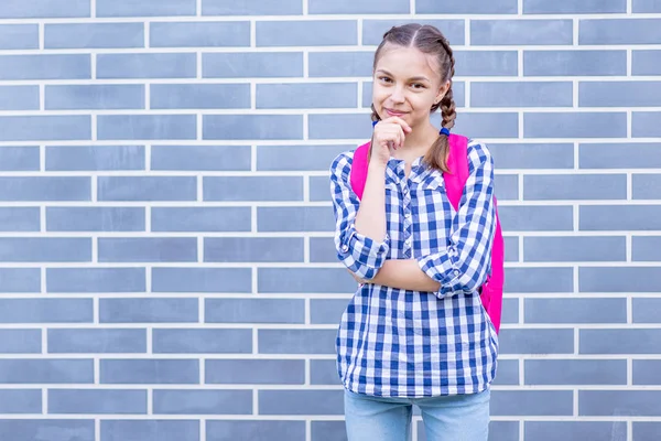 戻って学校への十代の少女 — ストック写真