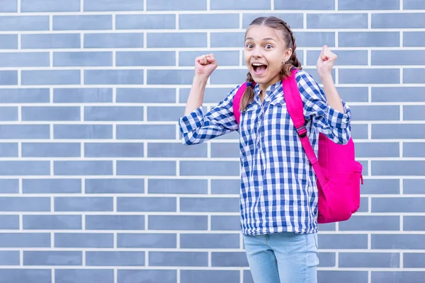 Menina adolescente de volta à escola — Fotografia de Stock