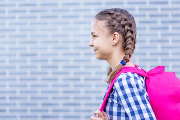 Teen flicka tillbaka till skolan — Stockfoto