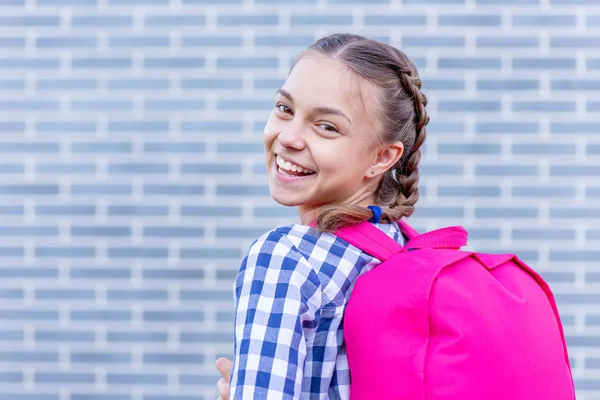 Teen flicka tillbaka till skolan — Stockfoto