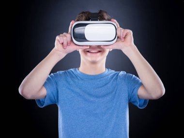 Vr gözlüklü genç çocuk