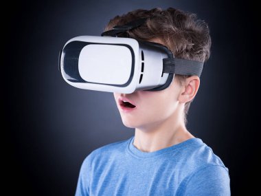 Vr gözlüklü genç çocuk