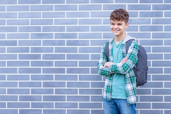 Adolescente menino de volta para a escola — Fotografia de Stock