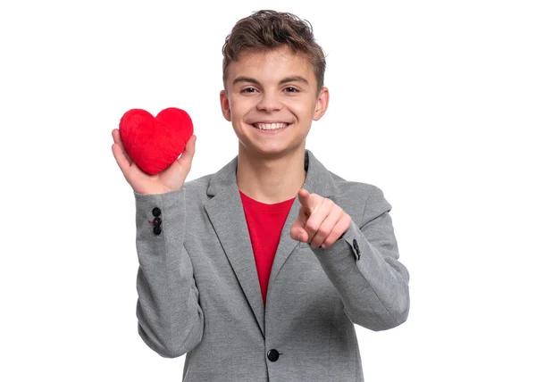 Adolescente chico con corazón rojo — Foto de Stock