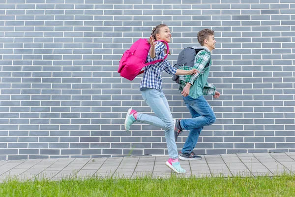 少年男孩和女孩回到学校 — 图库照片