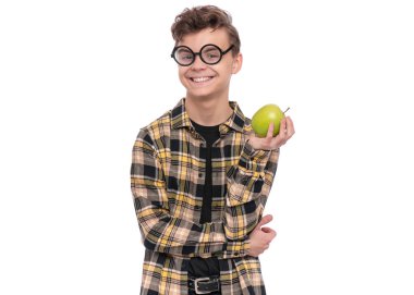 Elma ile genç çocuk
