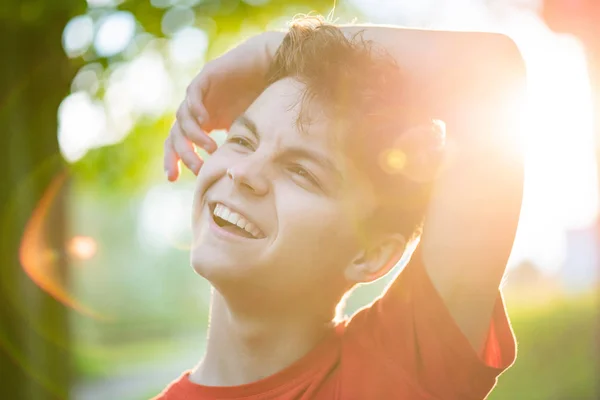 Portret van tiener jongen met zonnestralen — Stockfoto