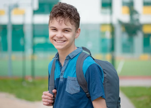 学校に戻って十代の少年 — ストック写真
