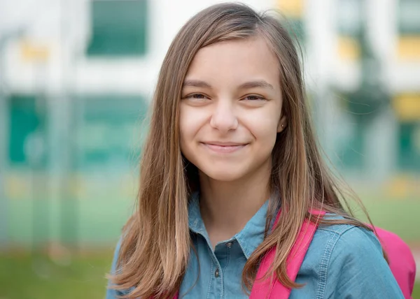 Menina adolescente de volta à escola — Fotografia de Stock