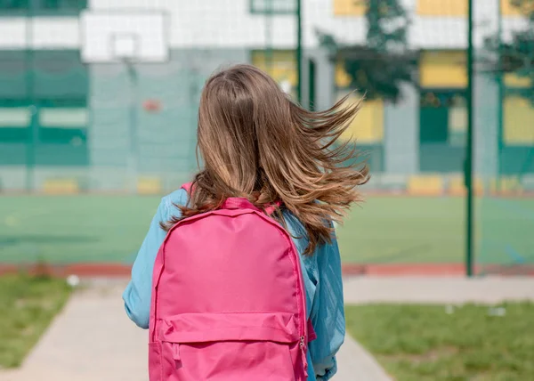 Teen flicka tillbaka till skolan — Stockfoto