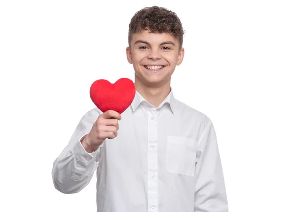 Adolescente chico con corazón rojo — Foto de Stock