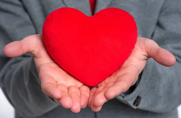 Adolescente chico con corazón rojo — Foto de Stock