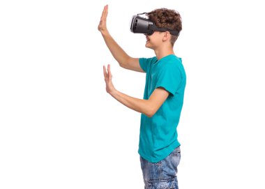 Vr gözlüklü genç çocuk