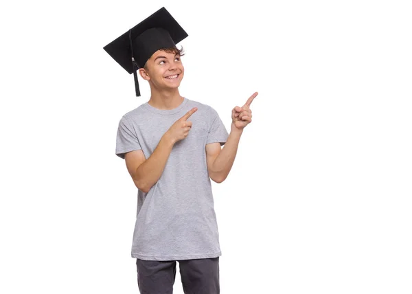 Étudiant diplômé garçon en chapeau de célibataire — Photo