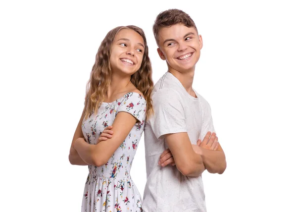 Tonårspojke och flicka på vitt — Stockfoto