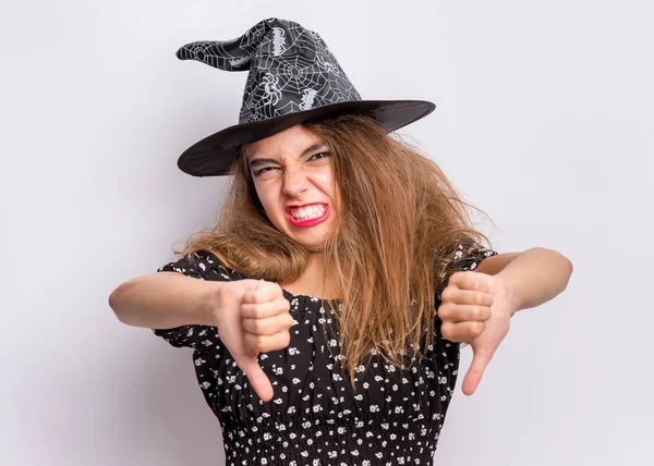 Menina adolescente em chapéu preto bruxa — Fotografia de Stock