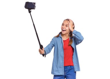 Selfie çubuğu olan genç kız.