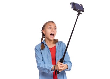 Selfie çubuğu olan genç kız.