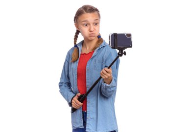 Selfie çubuğu olan genç kız.