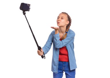 Selfie çubuğu olan genç kız.