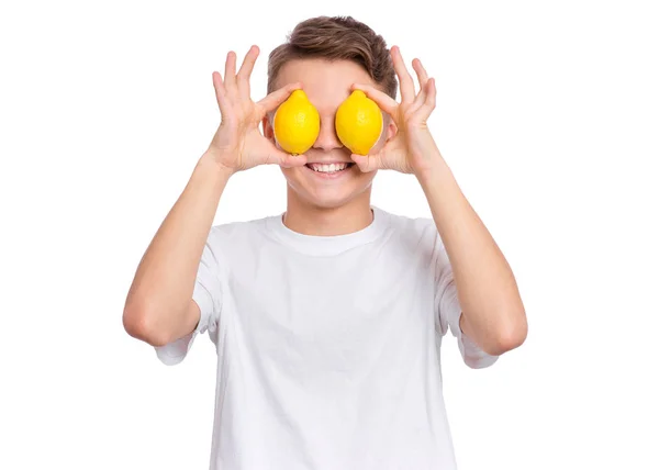 Menino adolescente com legumes — Fotografia de Stock