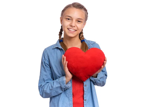 Chica adolescente con corazón rojo — Foto de Stock