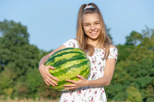 Ragazza adolescente con anguria — Foto Stock