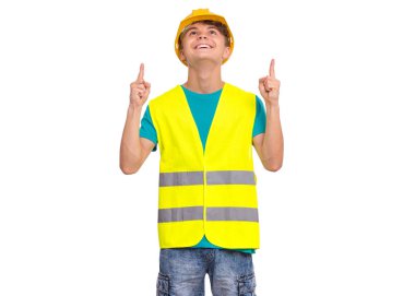 Sarı sert şapkalı genç çocuk
