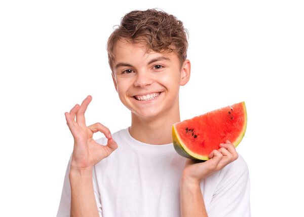 Мальчик-подросток с арбузом на белом