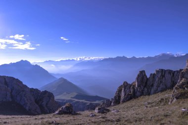 Erken sabah harika gündoğumu ışıklar dağlarda