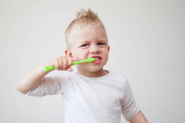 Mutlu çocuk çocuk çocuk diş fırçalama. Sağlık Bakımı, diş hijyeni, insanlar ve güzellik kavramı.
