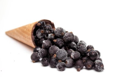 Dondurma külahı donmuş siyah frenk üzümü yaptı. Yaz ve tatlı diyet tazelik yaratıcı menü kavramı