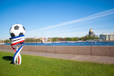 Fifa Dünya Kupası 2018 futbol şekil sembolü. Futbol topu ve şeritler, Rus bayrağı renk yaz, Saint-Petersburg Rusya Neva nehir dolgu üzerinde. Isaac's Katedrali, Admiralty arka planda
