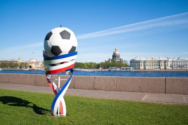 Rusya, Saint-Petersburg - 12 Mayıs 2018: anıt futbol topu ve kurdeleler Rus bayrağı Üniversitesi setin Neva Nehri üzerinde. Futbol ve şampiyonluk kavramı