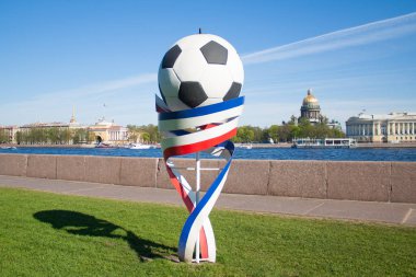 Rusya, Saint-Petersburg - 12 Mayıs 2018: FIFA Dünya Kupası 2018 futbol şekil sembolü. Futbol topu ve şeritler, Rus bayrağı renk yaz Üniversitesi setin Neva nehir üzerinde. 
