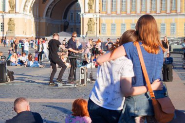 St. Petersburg, Rusya Federasyonu - 12 Mayıs 2018: Sokak müzisyenleri turistler için gerçekleştirmek ve Palace Meydanı ipuçları Şehir Merkezi. Saint Petersburg, Rusya (Zafer Takı) Genelkurmay'Arch görünümü