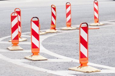 Yol işi şehirde imzalar. Turuncu trafik konileri sokağın ortasında. Rating Emanet inşaat yol çalışması