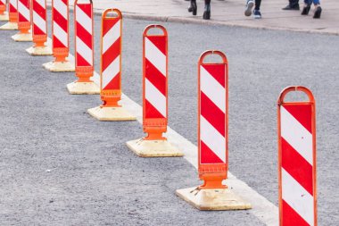 Yol çalışması. Turuncu trafik konileri sokağın ortasında. trafik emniyet inşaat yol çalışması işaretleri 