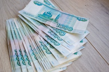 iş, finans, bankacılık ve insanlar kavramı - tasarruf kapatmak kadar para Rus banknotlar paket ahşap masa üzerinde bin ruble