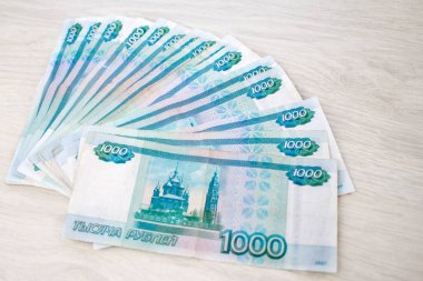 iş, finans, bankacılık ve insanlar kavramı - tasarruf kapatmak kadar para Rus banknotlar paket ahşap masa üzerinde bin ruble